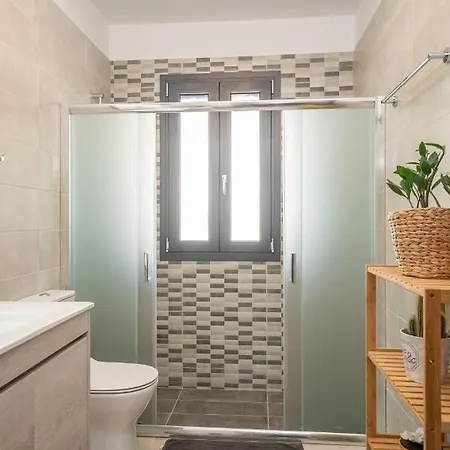 Frank's Place - Private Parking