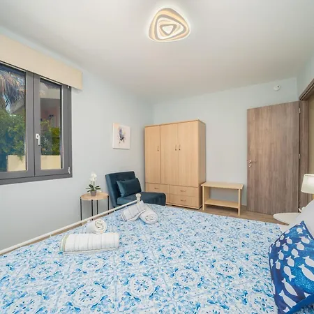 Frank's Place - Private Parking Tatil Evi
